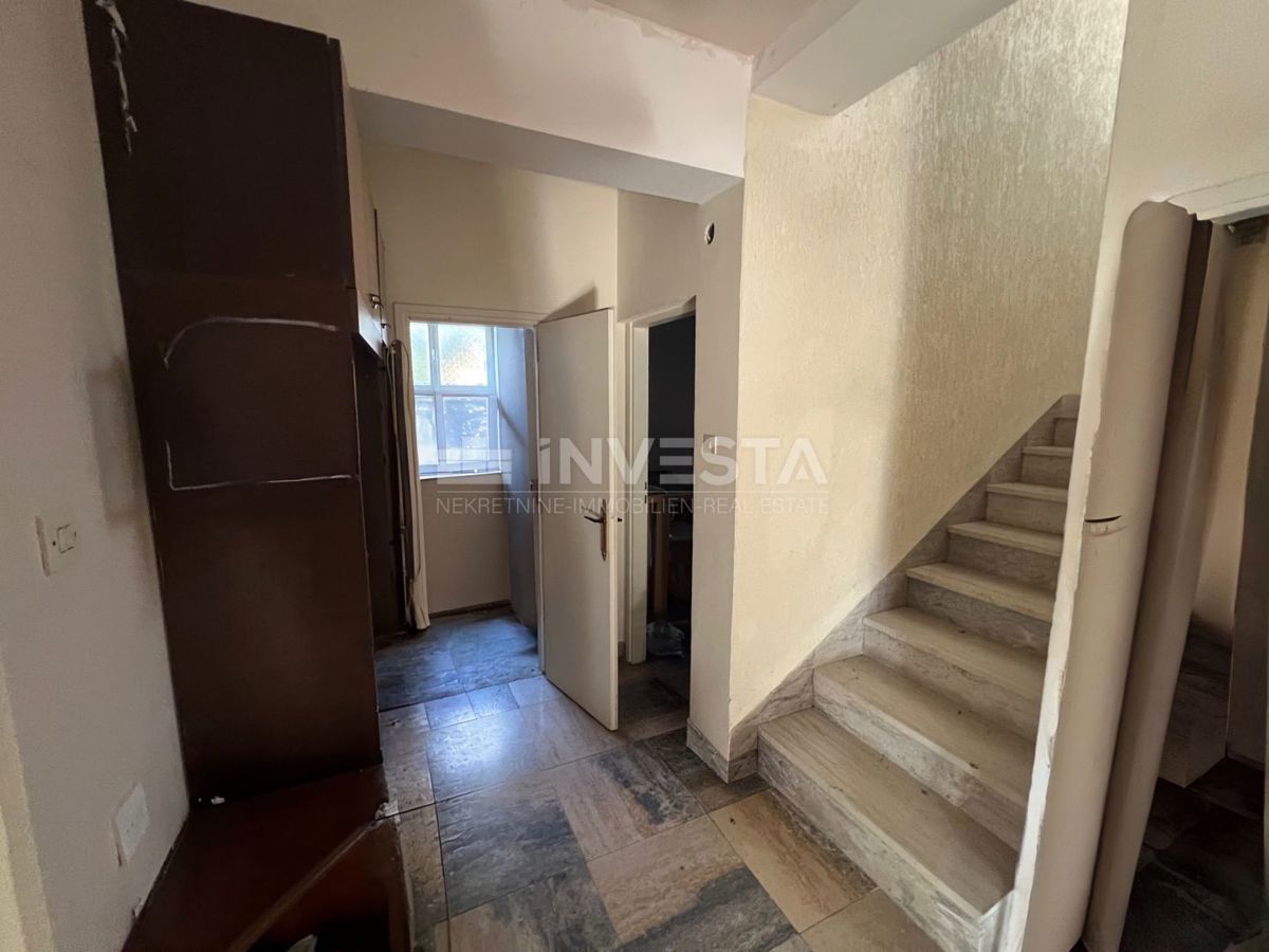 Fažana, Valbandon dvonadstropna hiša z garažo