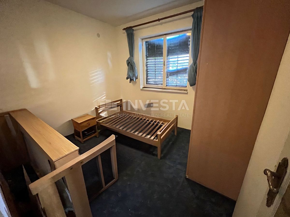 Fažana, Valbandon dvonadstropna hiša z garažo