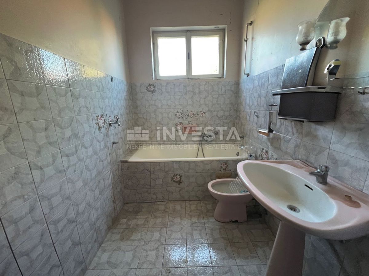 Fažana, Valbandon dvonadstropna hiša z garažo