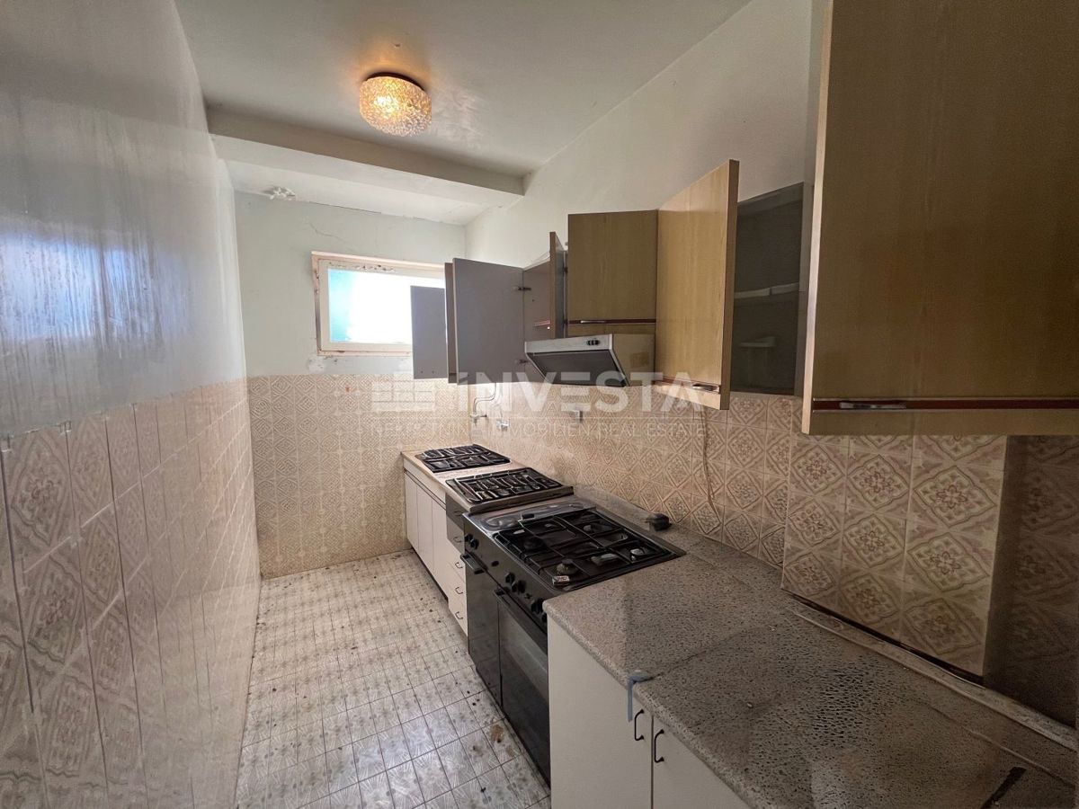 Fažana, Valbandon dvonadstropna hiša z garažo