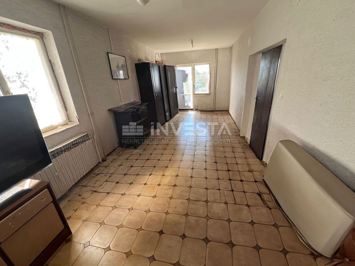 Fažana, Valbandon dvonadstropna hiša z garažo