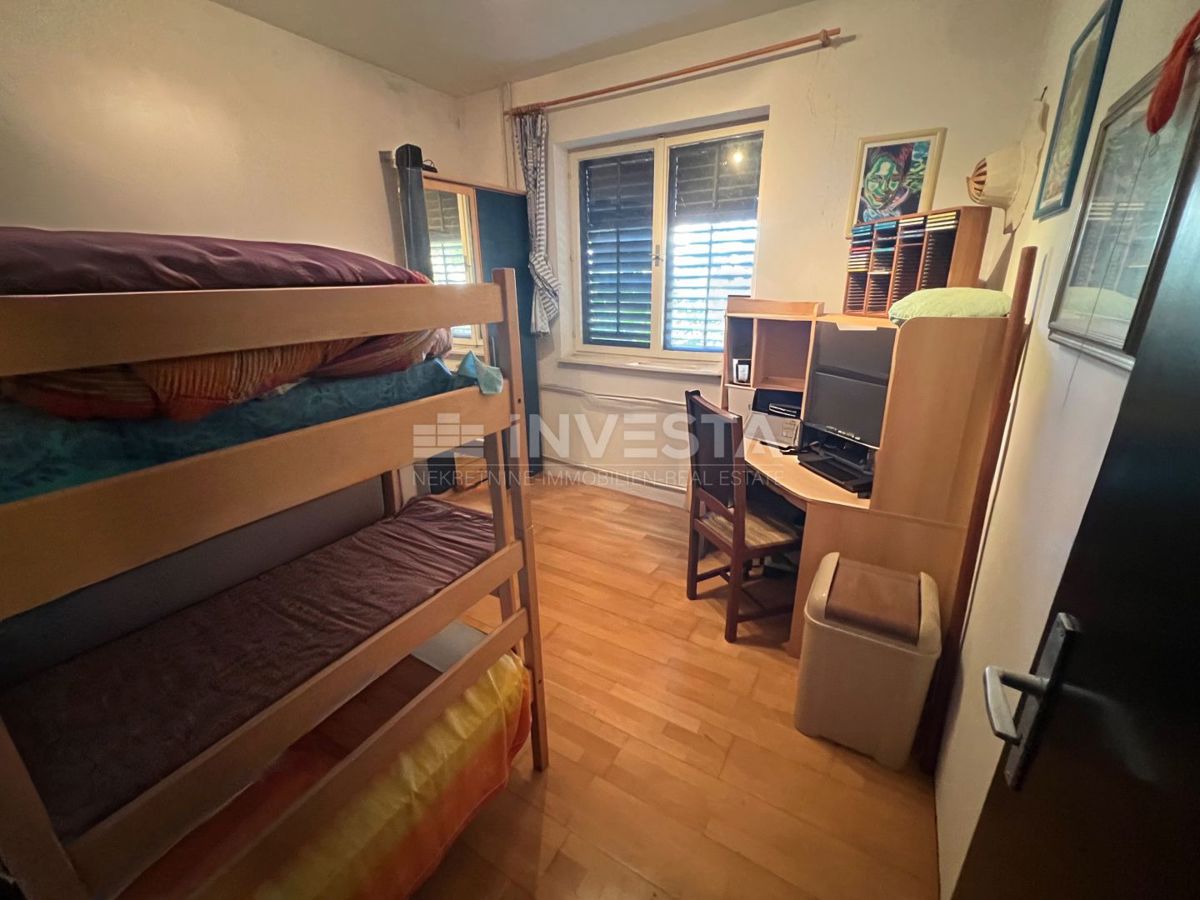 Fažana, Valbandon dvonadstropna hiša z garažo