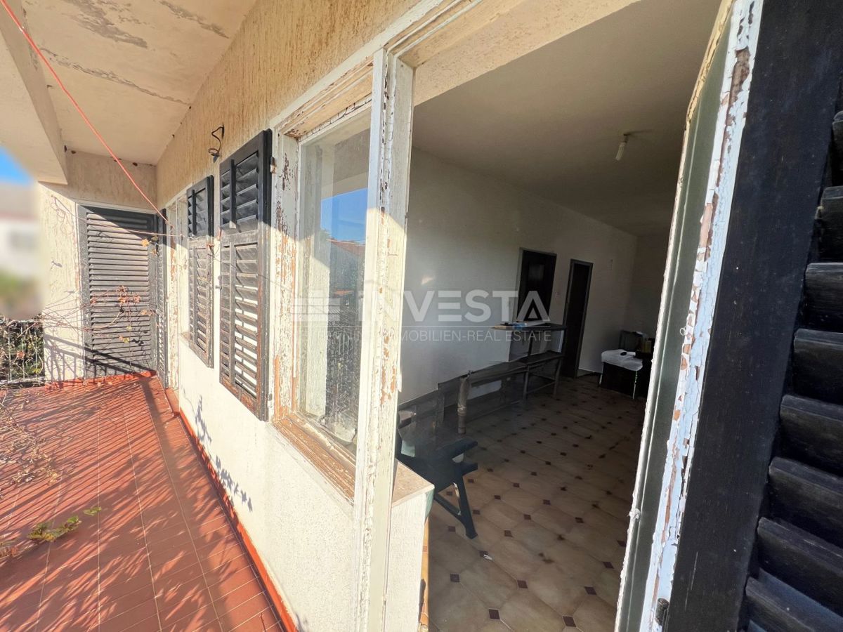 Fažana, Valbandon dvonadstropna hiša z garažo