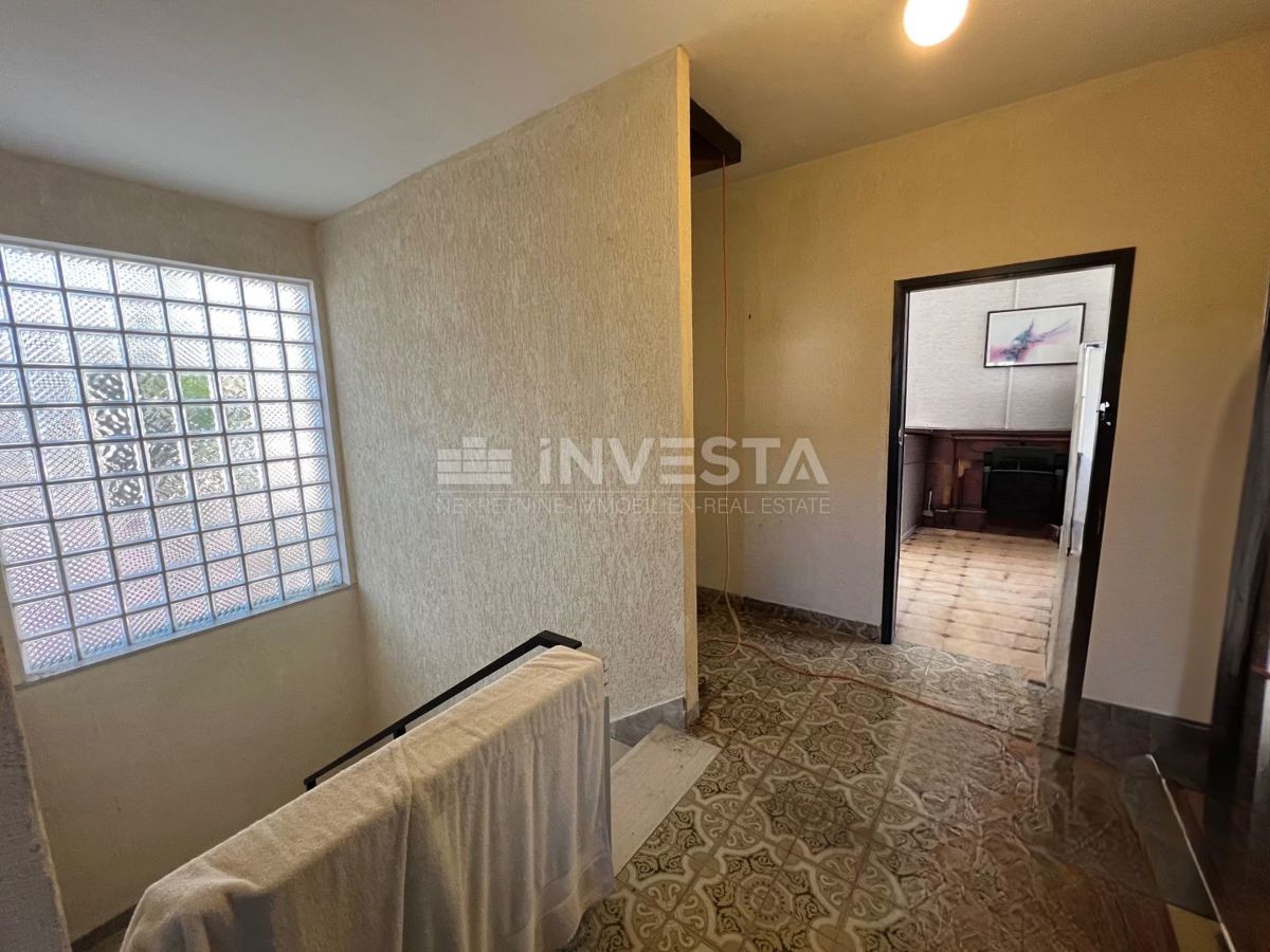 Fažana, Valbandon dvonadstropna hiša z garažo