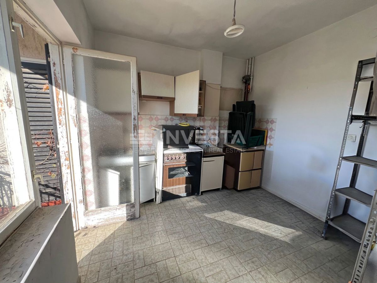 Fažana, Valbandon dvonadstropna hiša z garažo