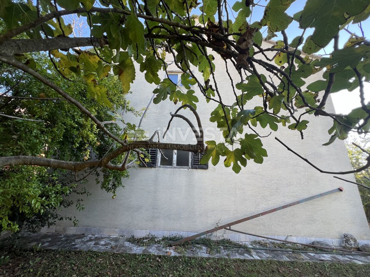 Fažana, Valbandon dvonadstropna hiša z garažo