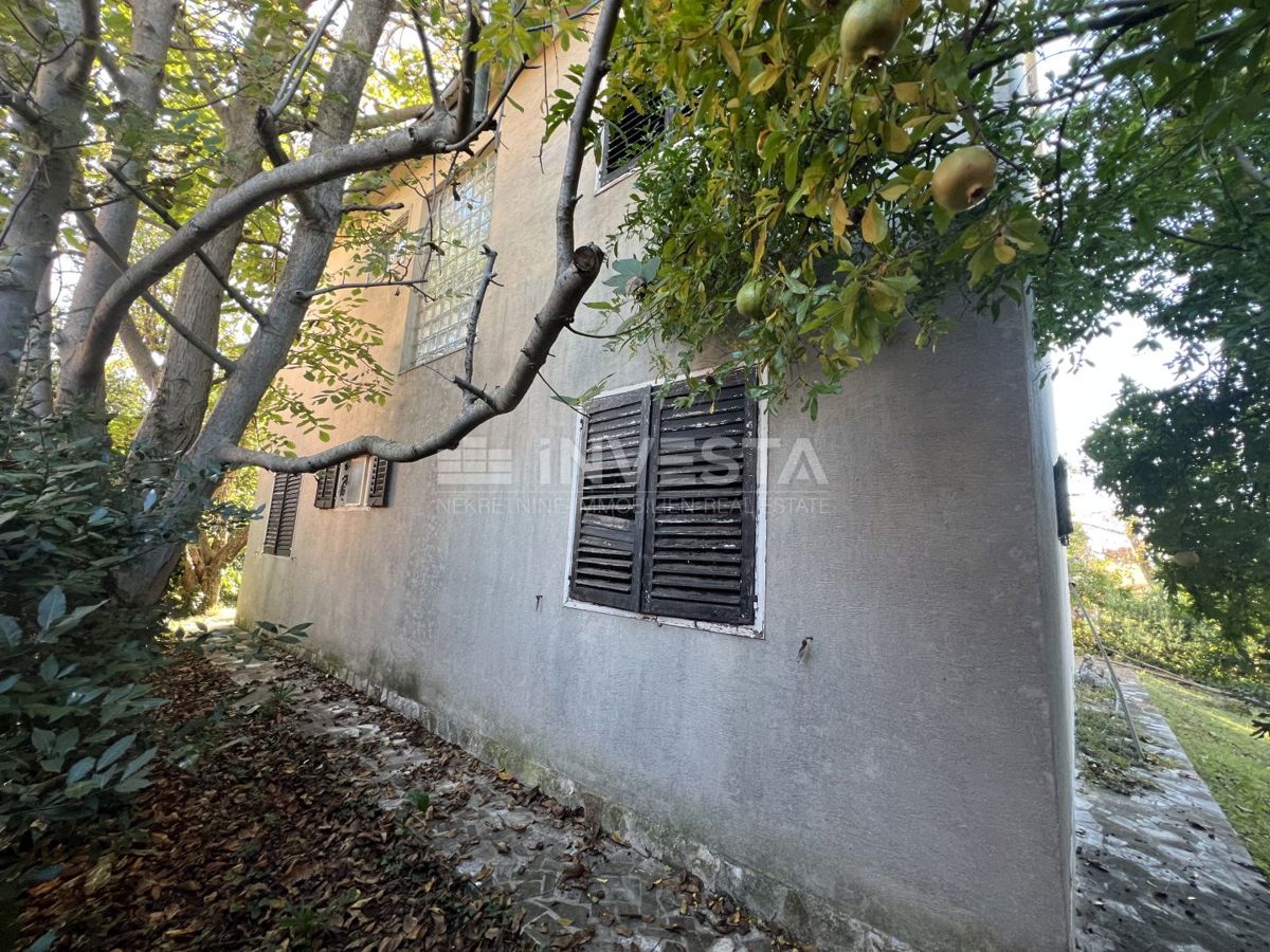 Fažana, Valbandon dvonadstropna hiša z garažo