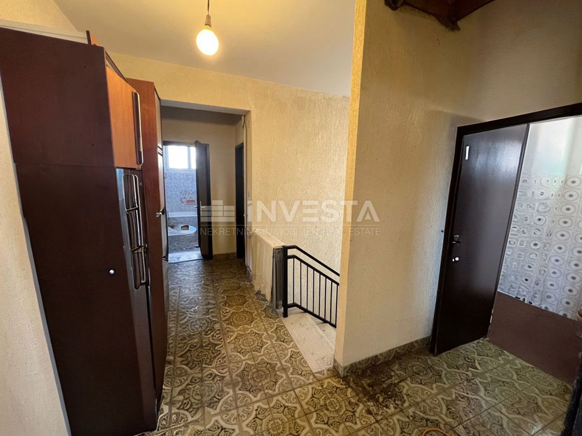 Fažana, Valbandon dvonadstropna hiša z garažo