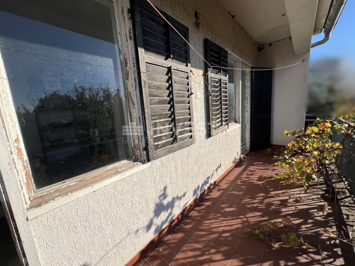 Fažana, Valbandon dvonadstropna hiša z garažo