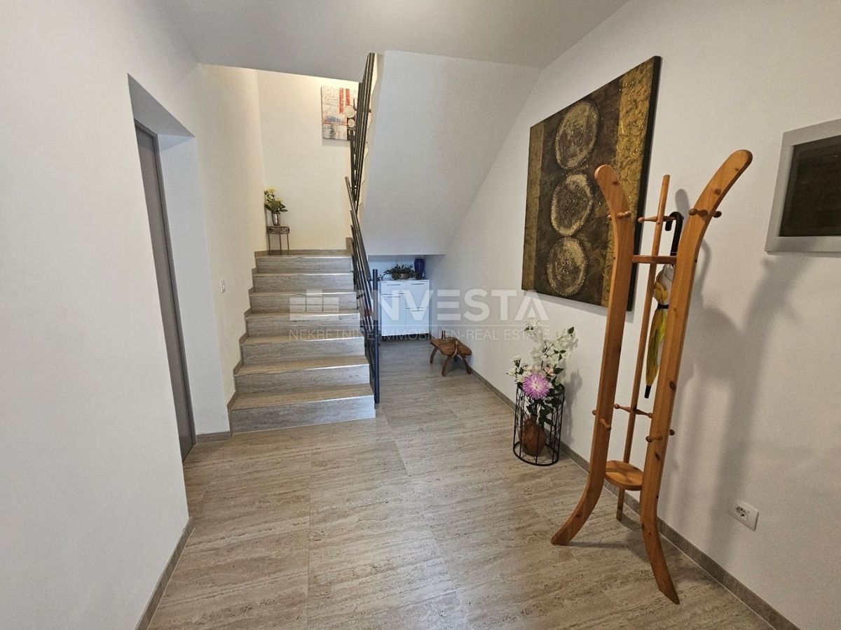 Pula center, popolnoma opremljena nova hiša z garažo