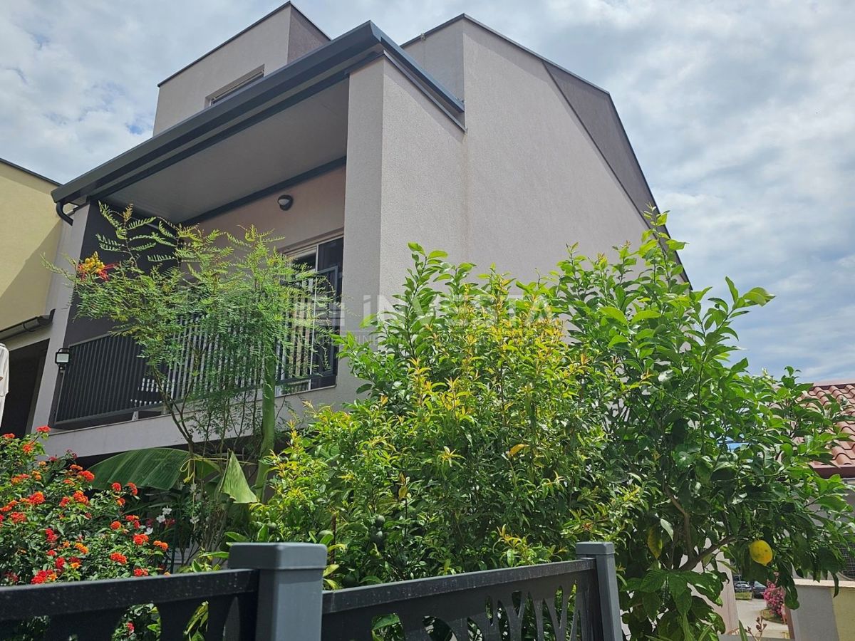 Pula center, popolnoma opremljena nova hiša z garažo