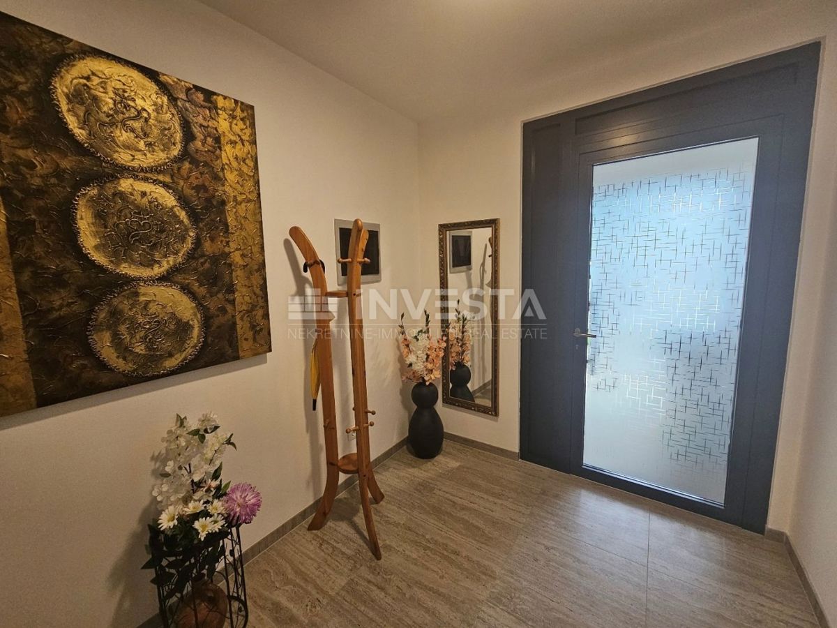 Pula center, popolnoma opremljena nova hiša z garažo