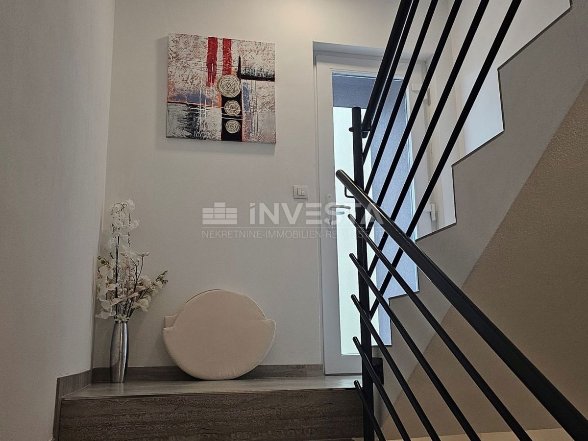 Pula center, popolnoma opremljena nova hiša z garažo