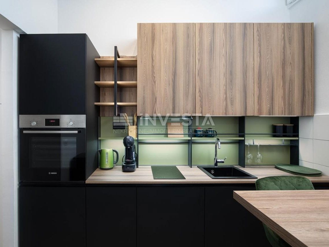 Pula Center, Renoviran Stan 32 m², 2. Nadstropje, Avstro-Ogrska Zgradba