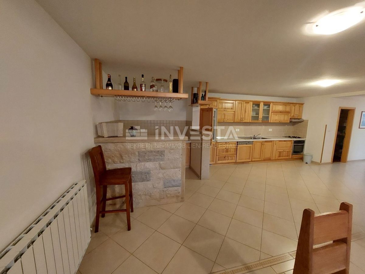Okolica Tinjana, čudovita vila s 3 enotami in prostornim vrtom