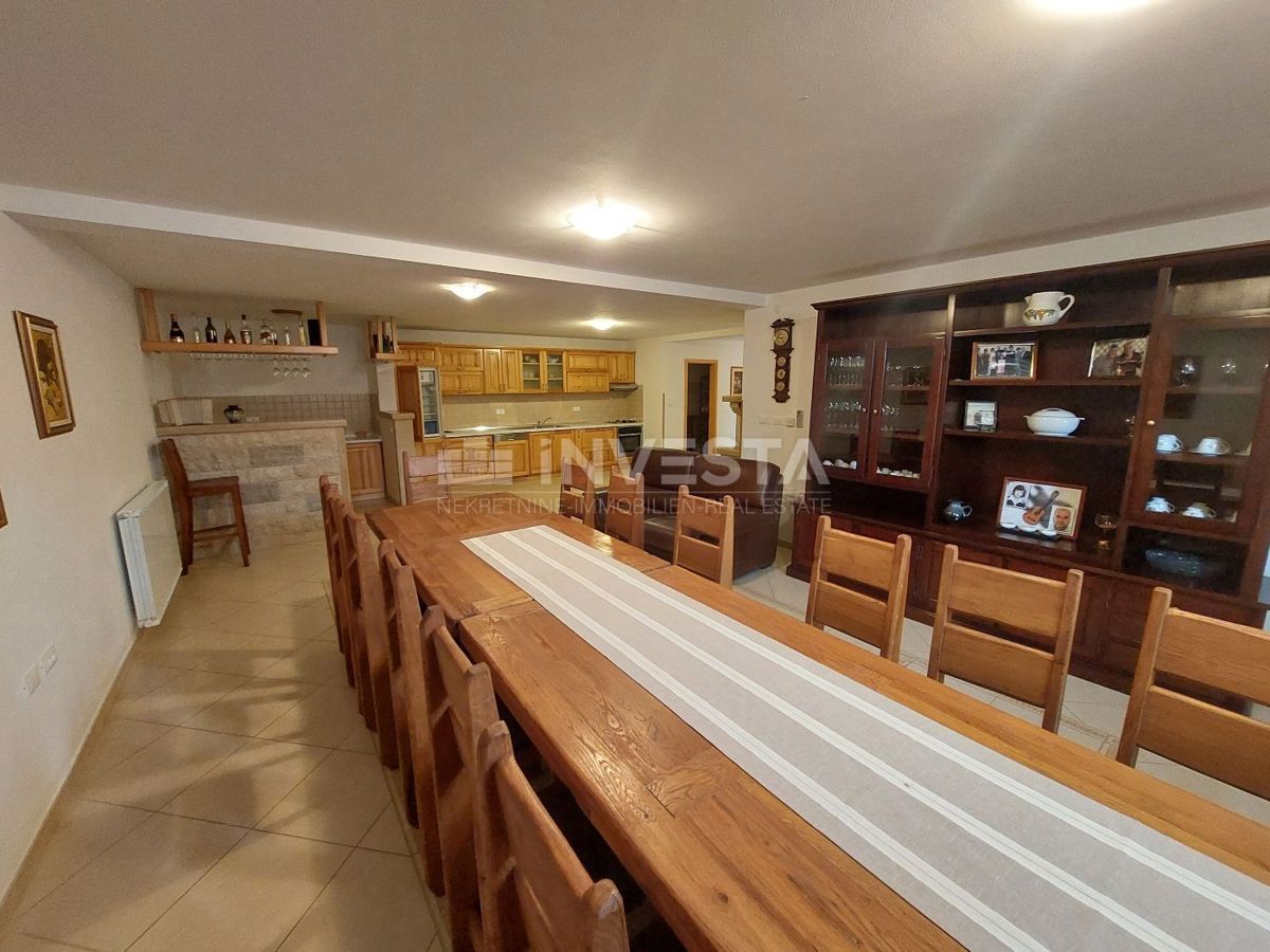 Okolica Tinjana, čudovita vila s 3 enotami in prostornim vrtom