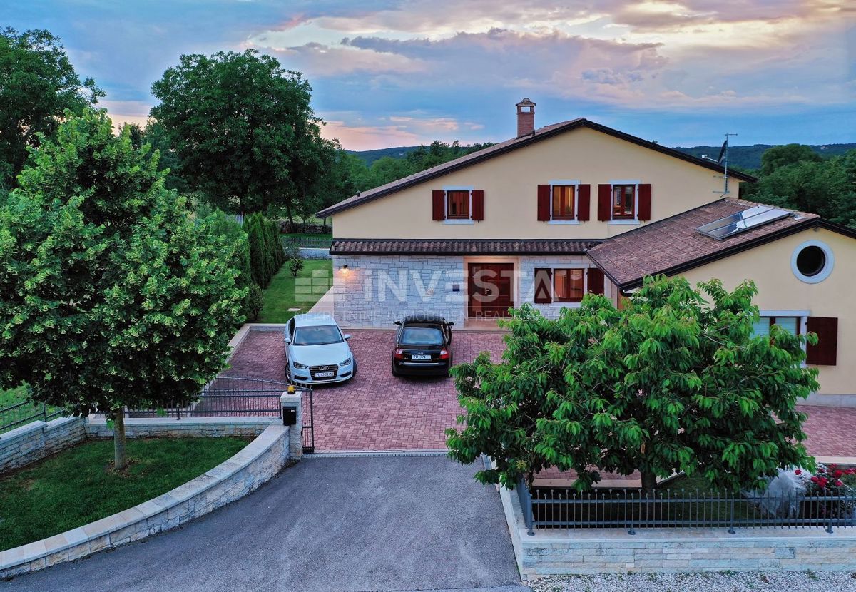 Okolica Tinjana, čudovita vila s 3 enotami in prostornim vrtom