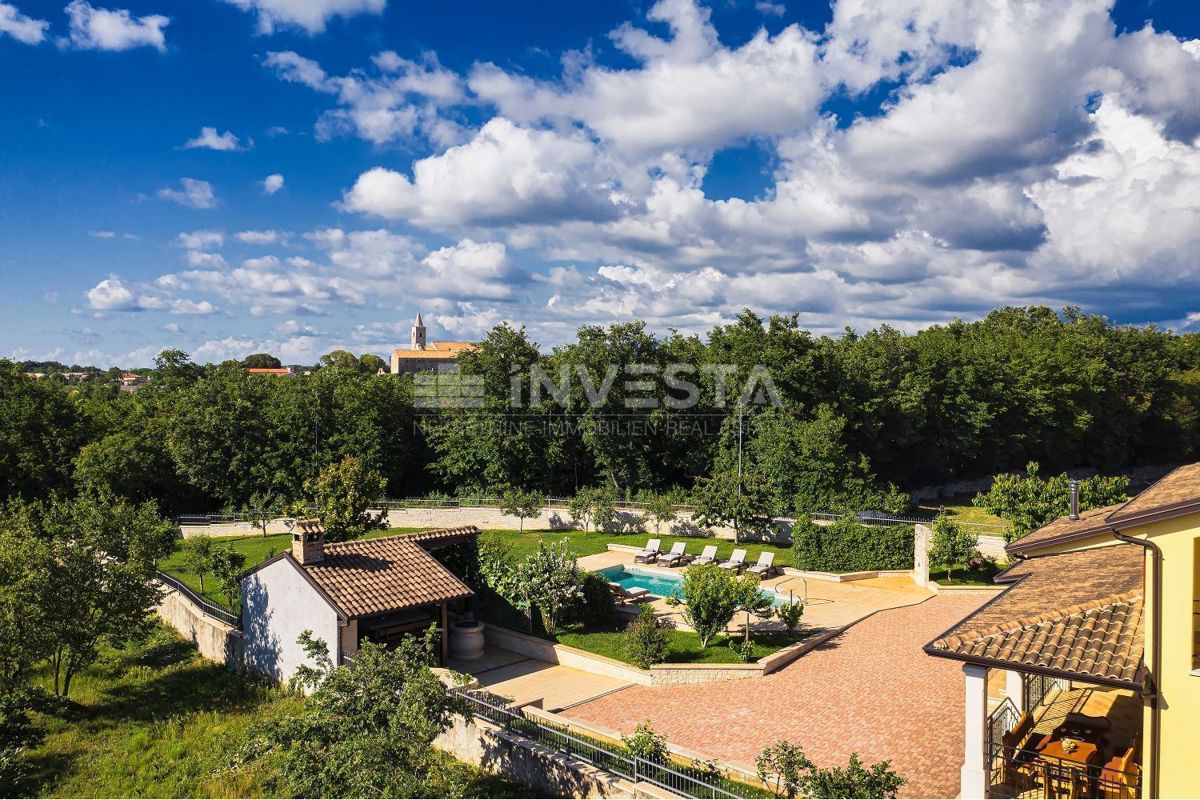 Okolica Tinjana, čudovita vila s 3 enotami in prostornim vrtom