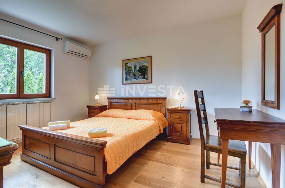 Okolica Tinjana, čudovita vila s 3 enotami in prostornim vrtom