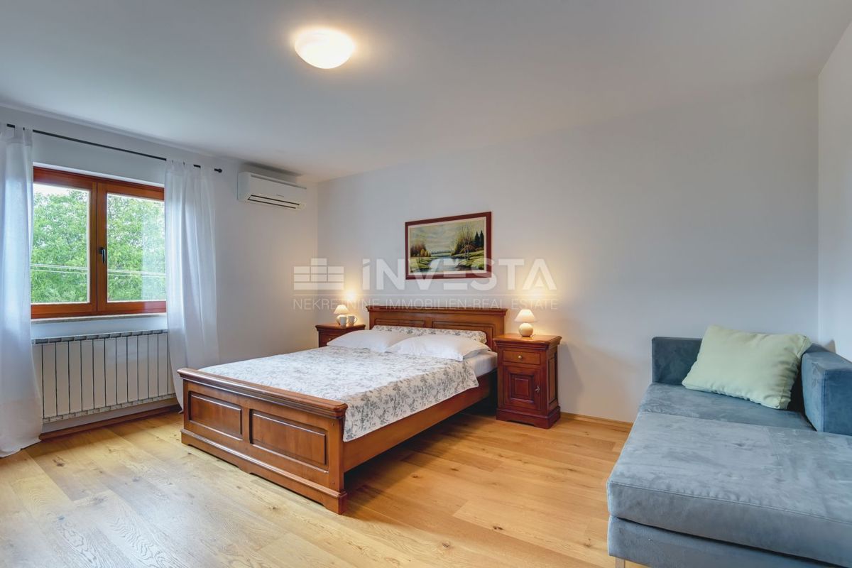 Okolica Tinjana, čudovita vila s 3 enotami in prostornim vrtom
