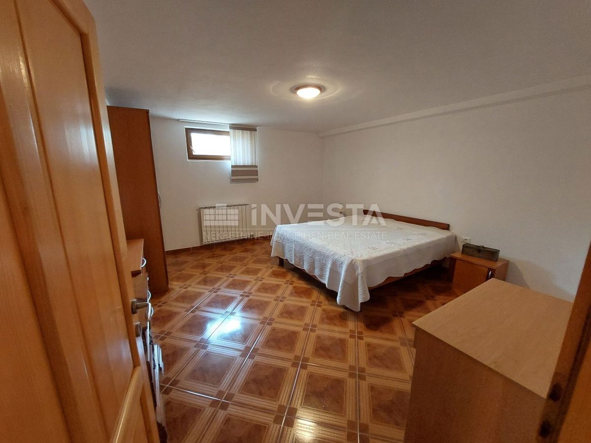 Okolica Tinjana, čudovita vila s 3 enotami in prostornim vrtom