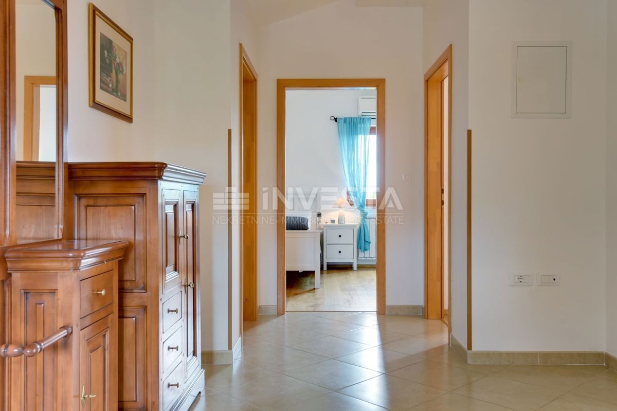 Okolica Tinjana, čudovita vila s 3 enotami in prostornim vrtom