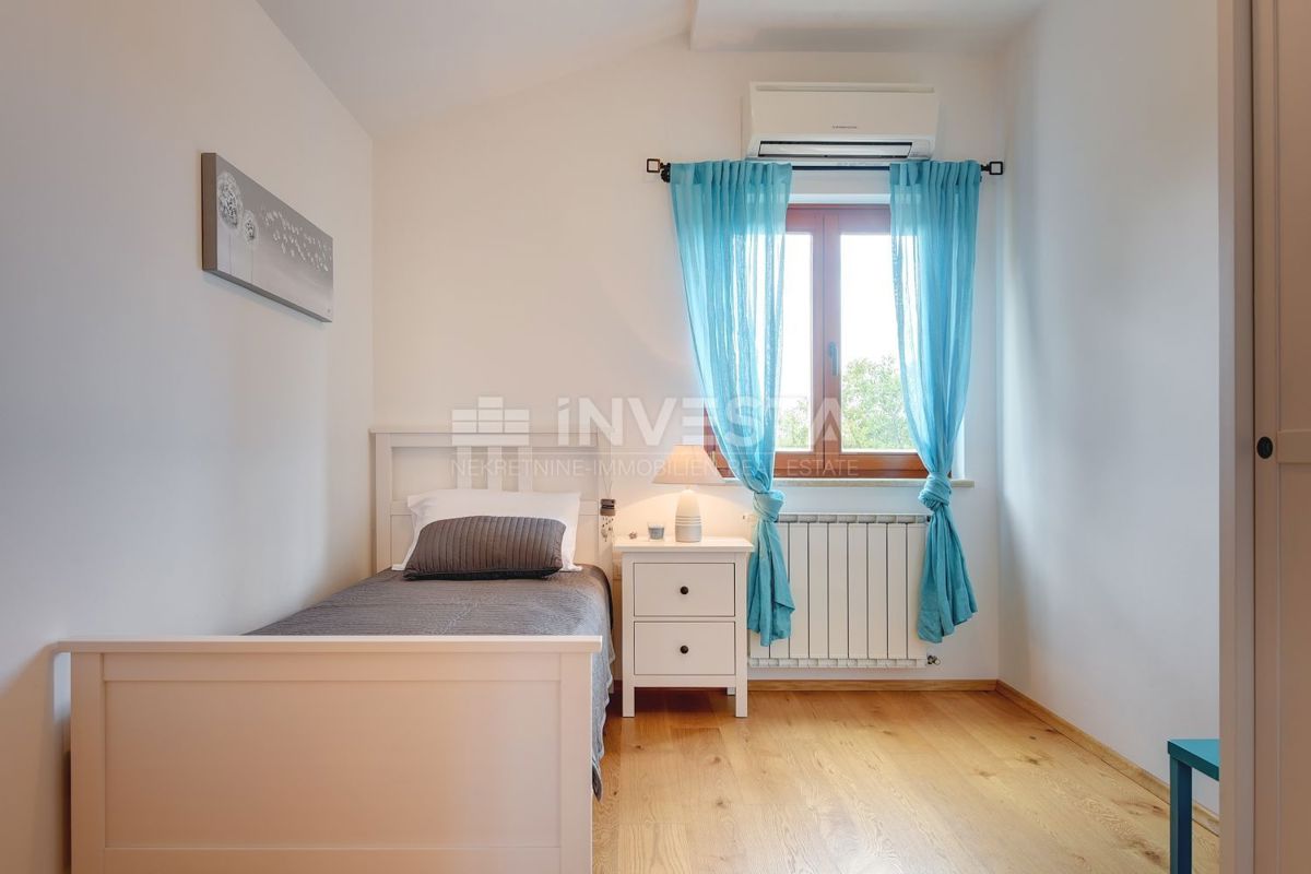 Okolica Tinjana, čudovita vila s 3 enotami in prostornim vrtom