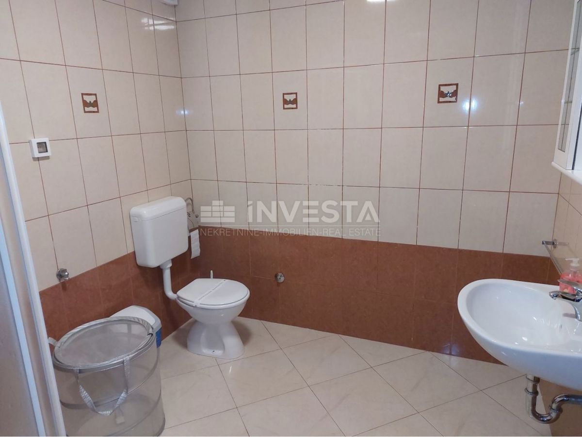 Okolica Tinjana, čudovita vila s 3 enotami in prostornim vrtom