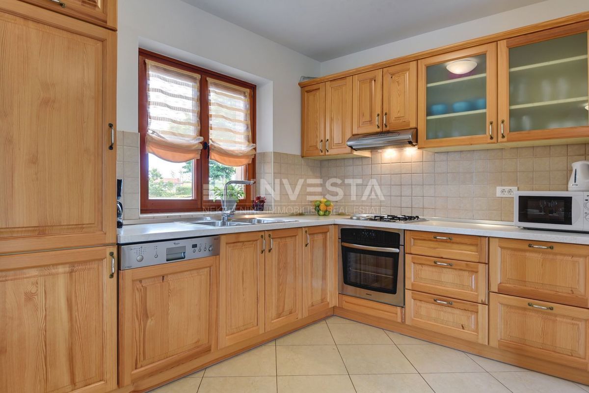 Okolica Tinjana, čudovita vila s 3 enotami in prostornim vrtom