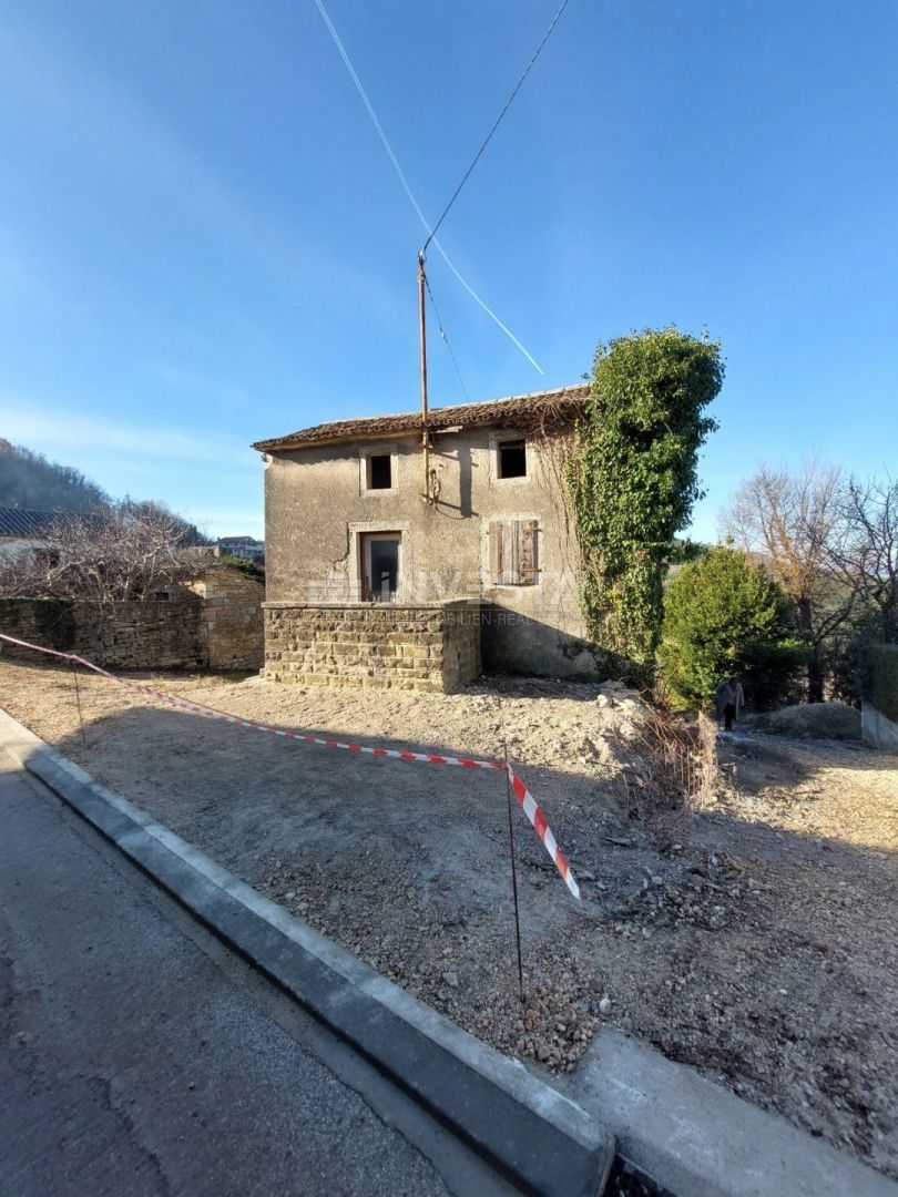 Okolica Motovuna, avtohtona istrska hiša s pogledom na Motovun