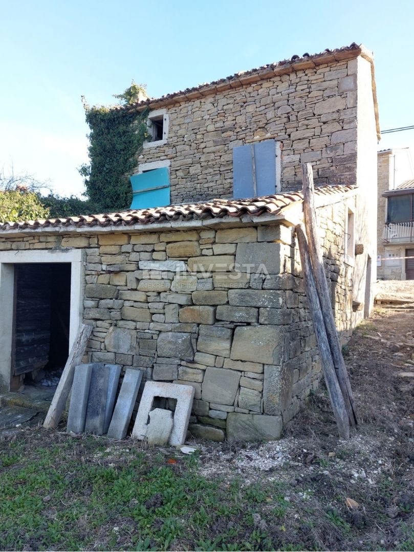 Okolica Motovuna, avtohtona istrska hiša s pogledom na Motovun