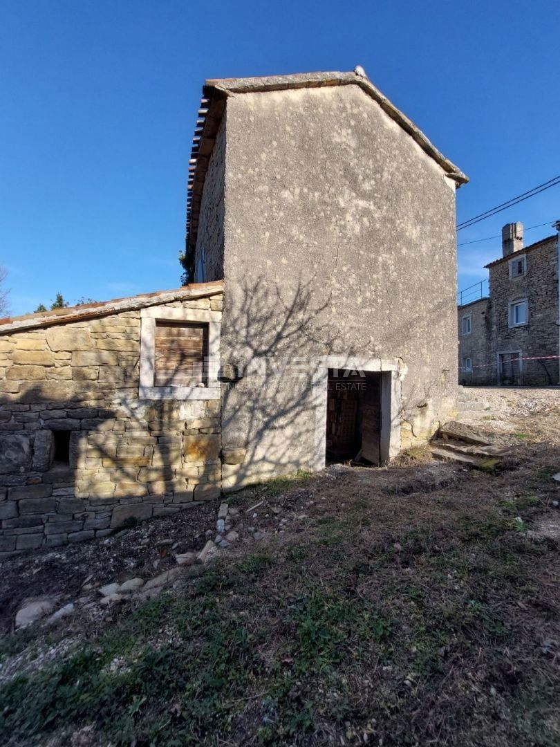 Okolica Motovuna, avtohtona istrska hiša s pogledom na Motovun