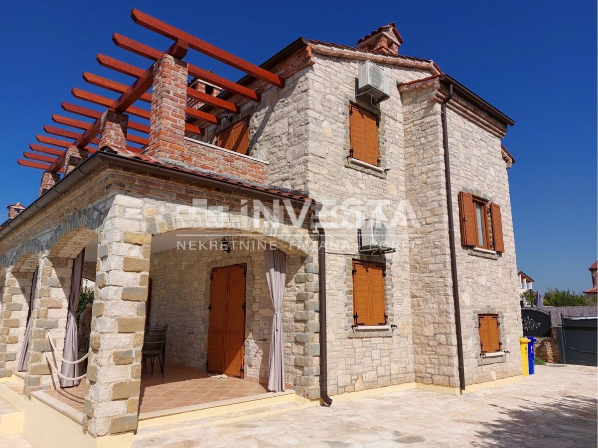 Okolica Svetvinčenta, čudovita rustikalna vila z bazenom 155 m2, 4 spalnice