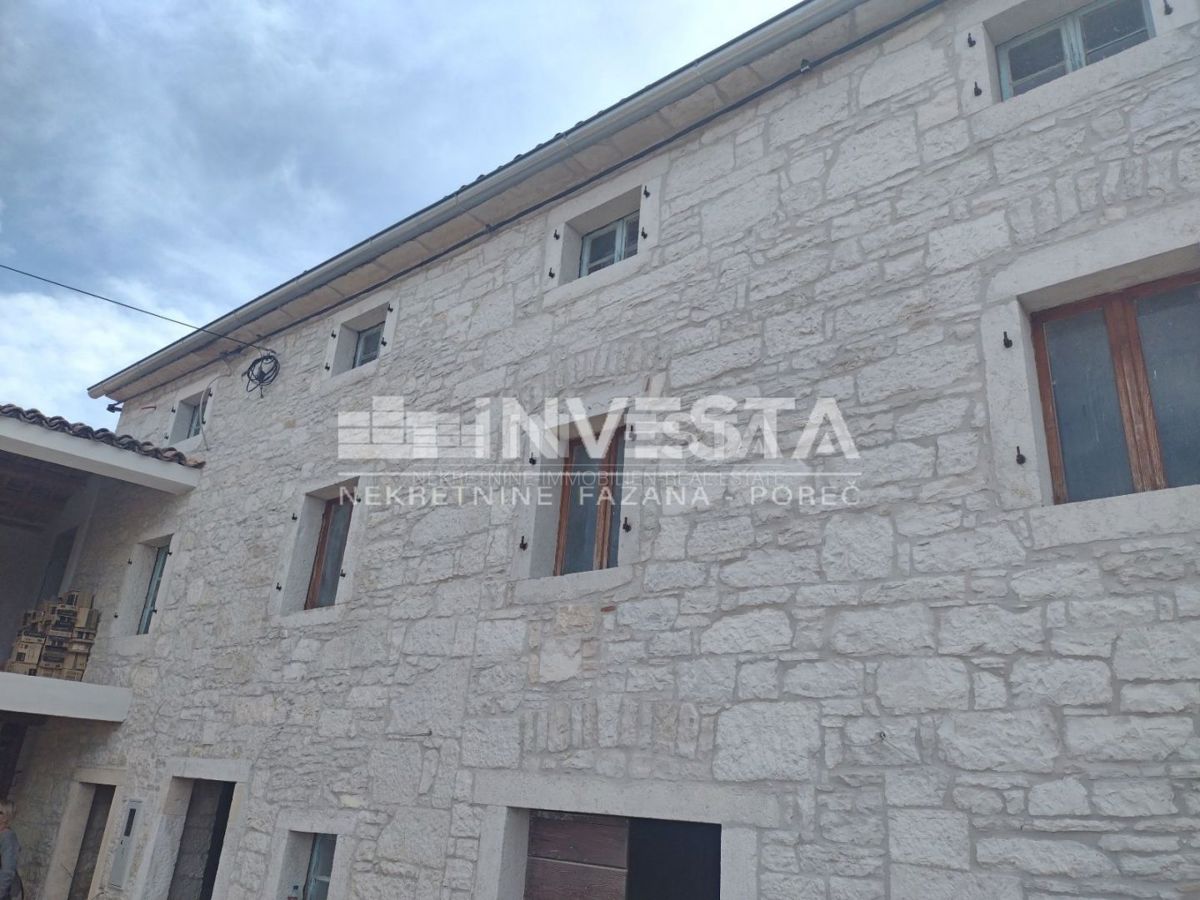 Kaštelir, na novo prenovljena kamnita počitniška hiša s 4 spalnicami in vinsko kletjo