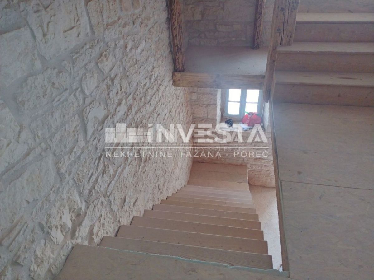Kaštelir, na novo prenovljena kamnita počitniška hiša s 4 spalnicami in vinsko kletjo