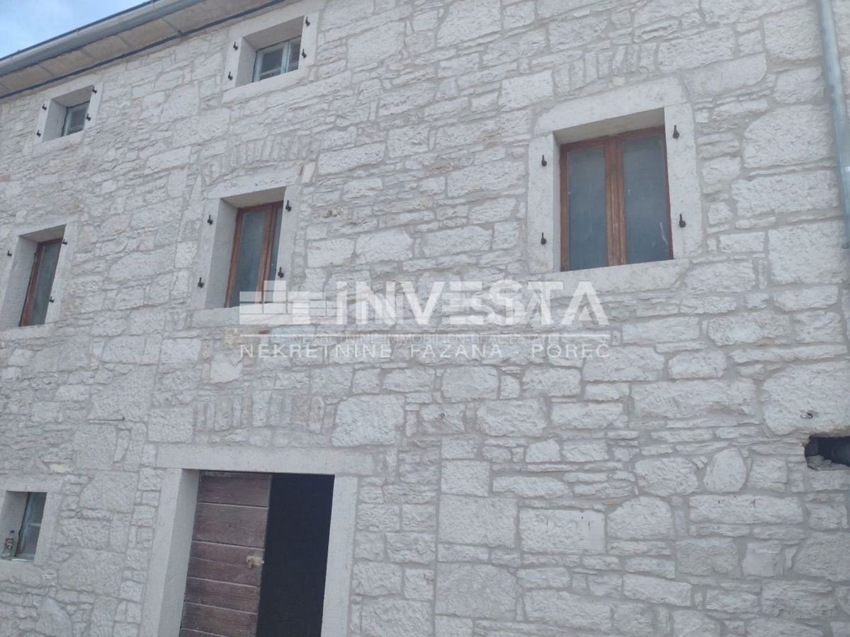 Kaštelir, na novo prenovljena kamnita počitniška hiša s 4 spalnicami in vinsko kletjo