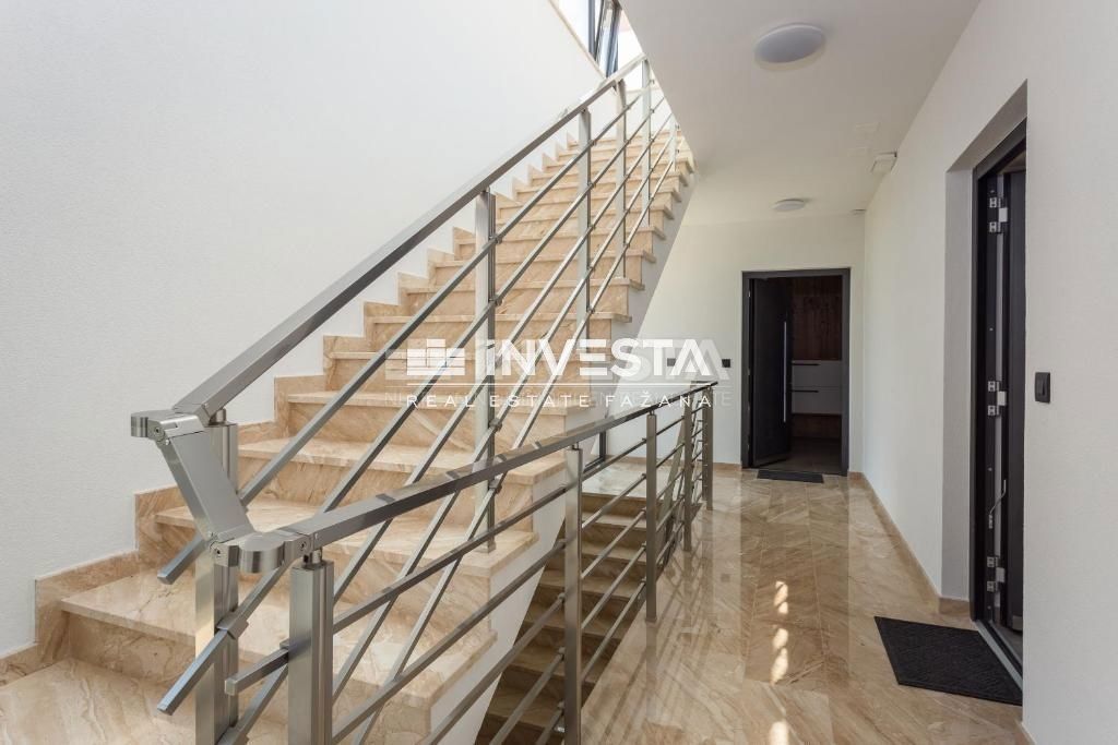 Fažana, stanovanje v 1. nadstropju 120m2, 2 spalnici + dnevna soba, prva vrsta do morja!