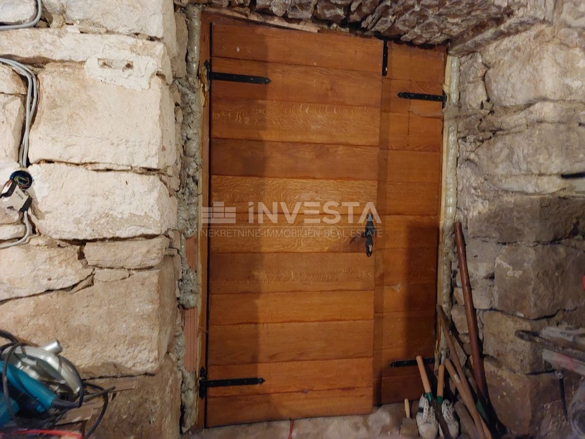 Okolica Gračišća, avtohtona istrska hiša s prostornim zemljiščem