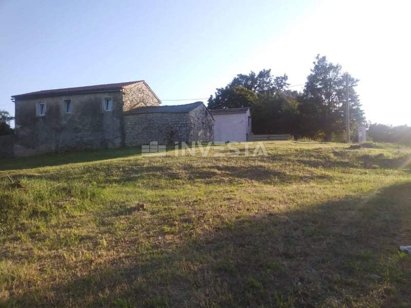 Okolica Gračišća, avtohtona istrska hiša s prostornim zemljiščem