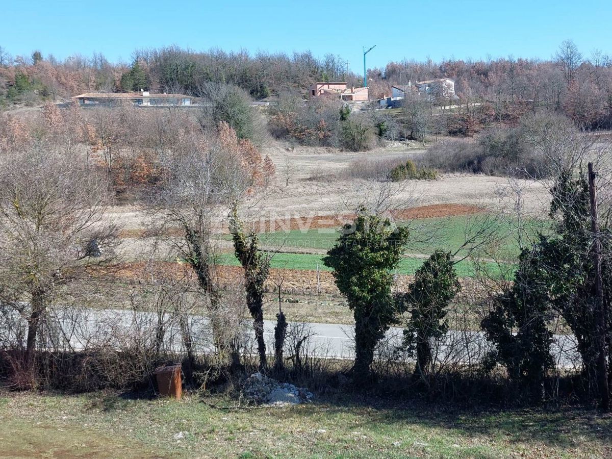 Okolica Gračišća, avtohtona istrska hiša s prostornim zemljiščem