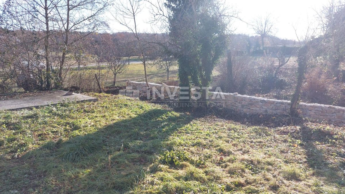 Okolica Gračišća, avtohtona istrska hiša s prostornim zemljiščem