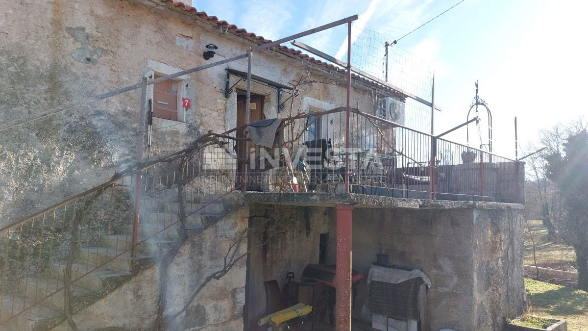 Okolica Gračišća, avtohtona istrska hiša s prostornim zemljiščem