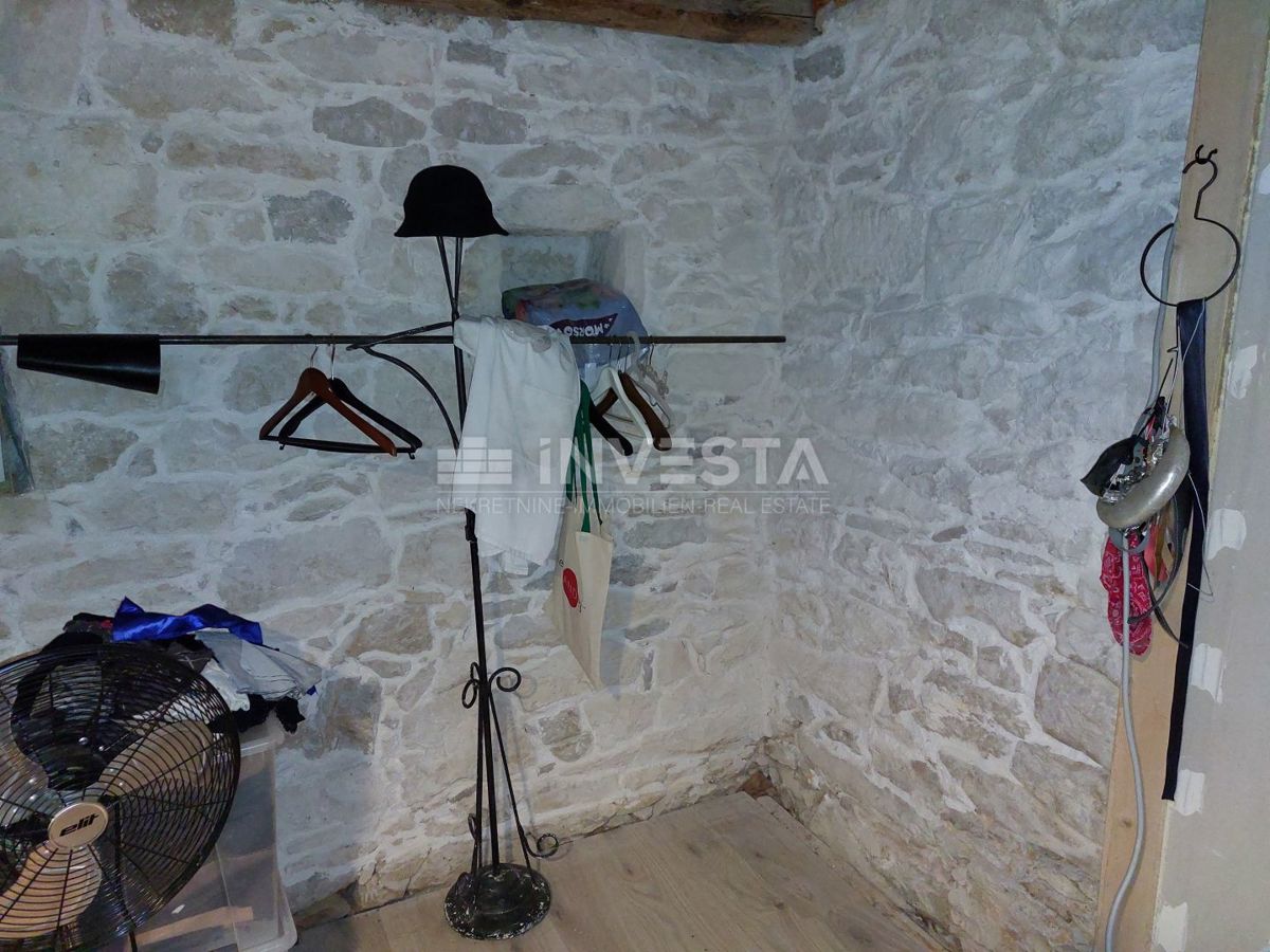 Okolica Gračišća, avtohtona istrska hiša s prostornim zemljiščem