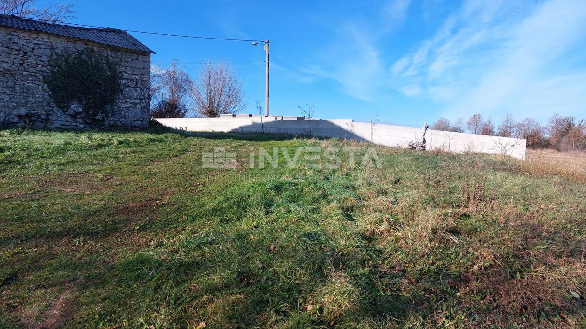 Okolica Gračišća, avtohtona istrska hiša s prostornim zemljiščem
