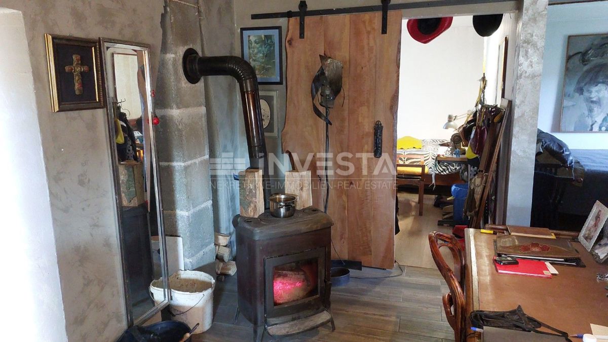 Okolica Gračišća, avtohtona istrska hiša s prostornim zemljiščem