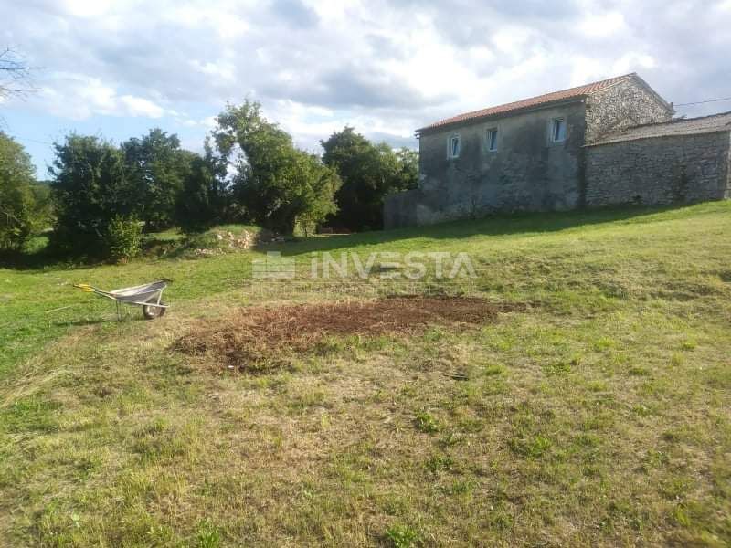 Okolica Gračišća, avtohtona istrska hiša s prostornim zemljiščem