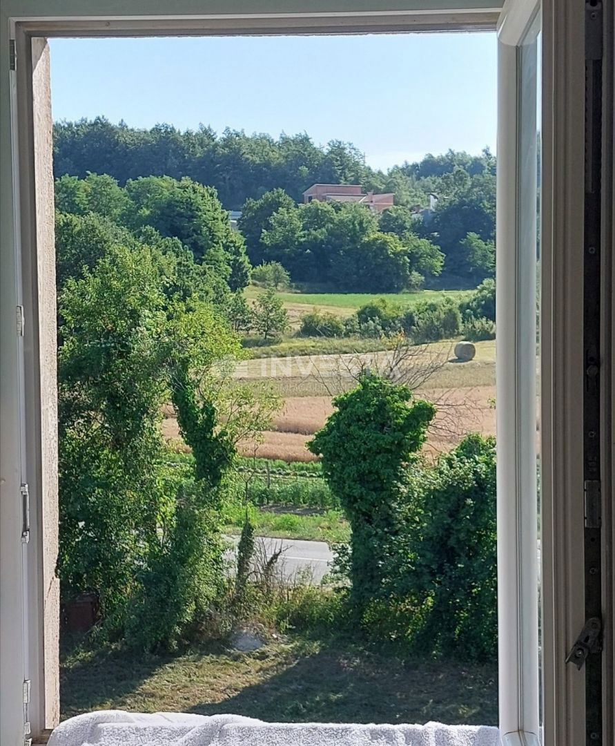 Okolica Gračišća, avtohtona istrska hiša s prostornim zemljiščem