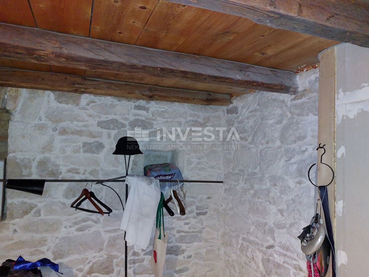 Okolica Gračišća, avtohtona istrska hiša s prostornim zemljiščem