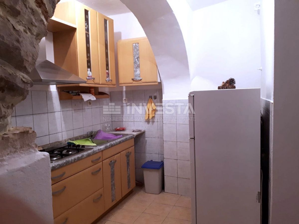Pula, stan v manjši stavbi z dvema najemnikoma blizu Arene.
