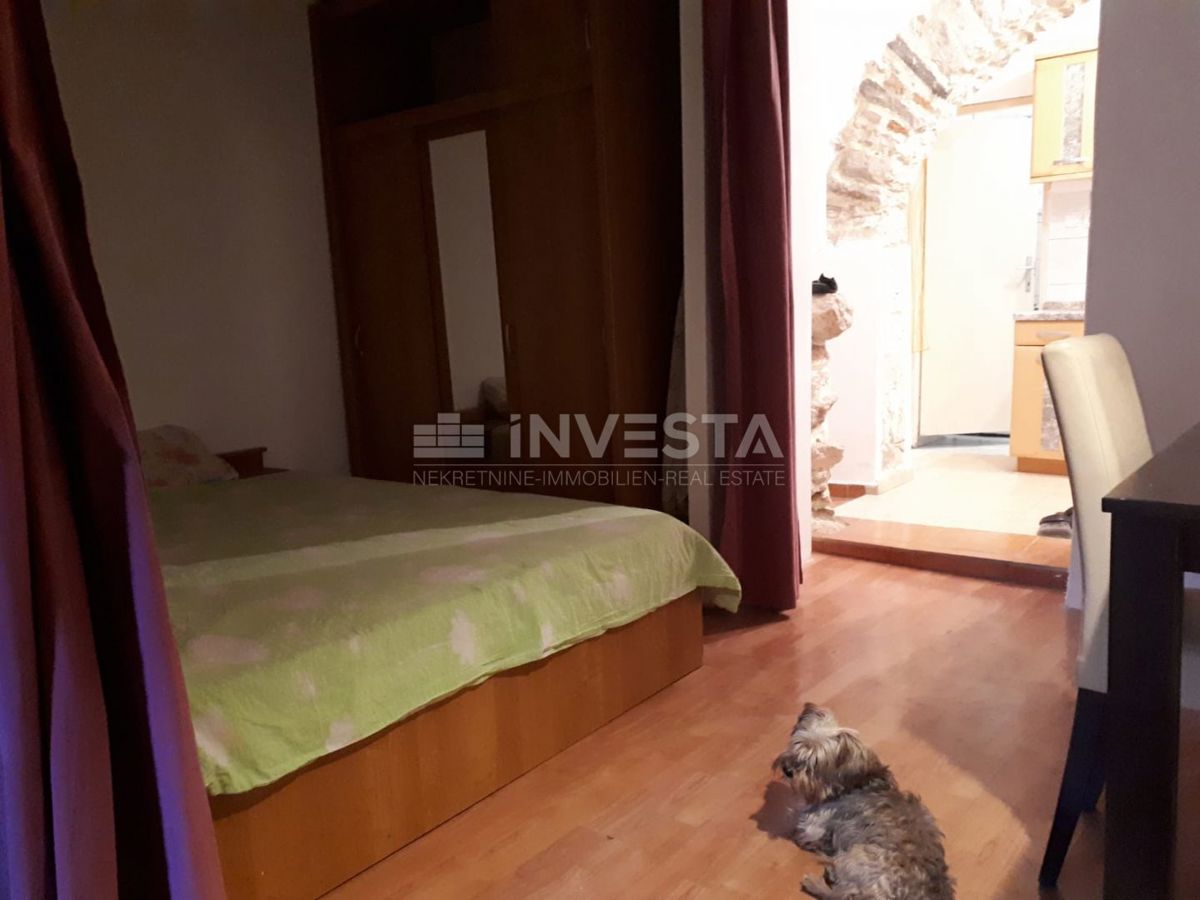 Pula, stan v manjši stavbi z dvema najemnikoma blizu Arene.